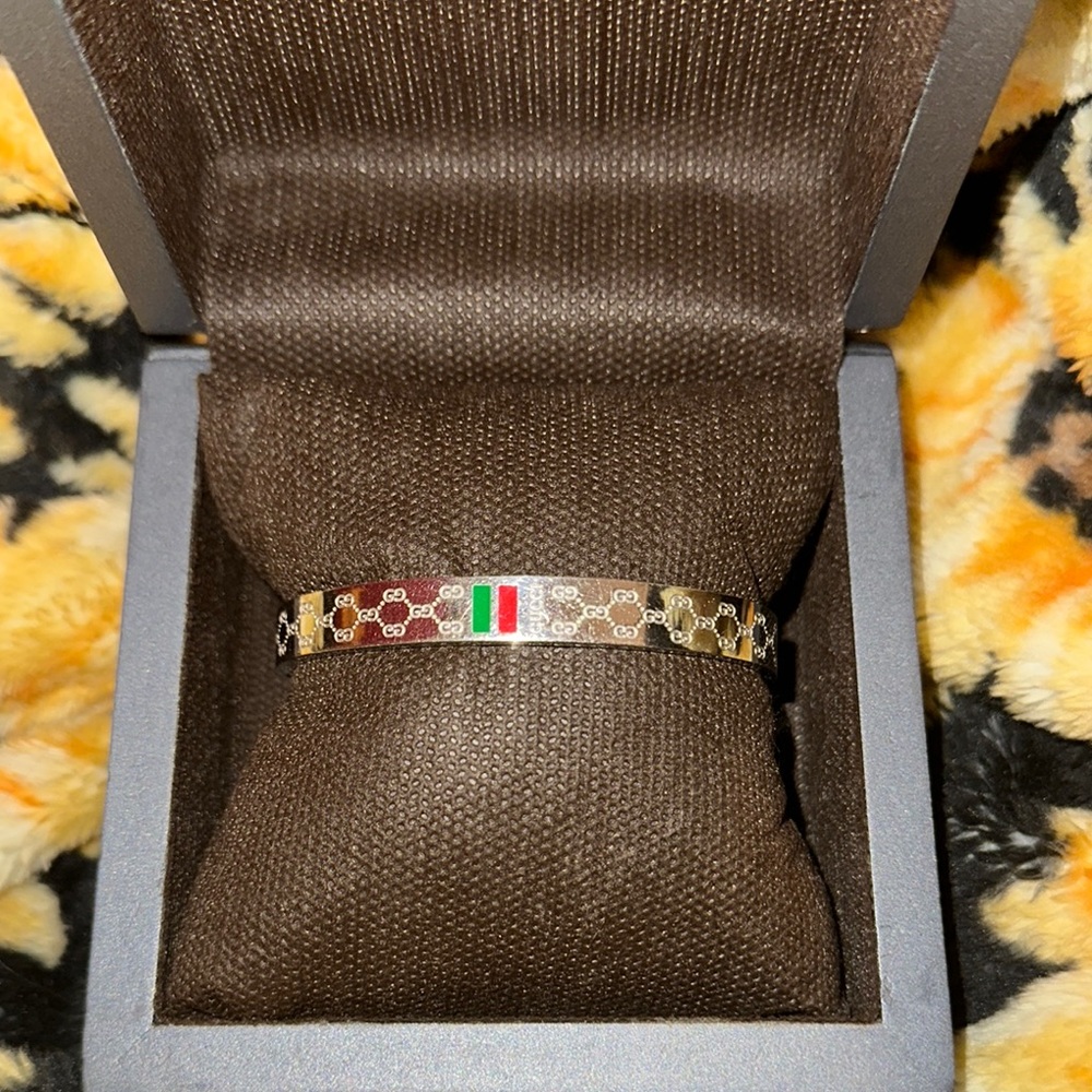 Elegant Silver Bracelet with Italian Flag Detail